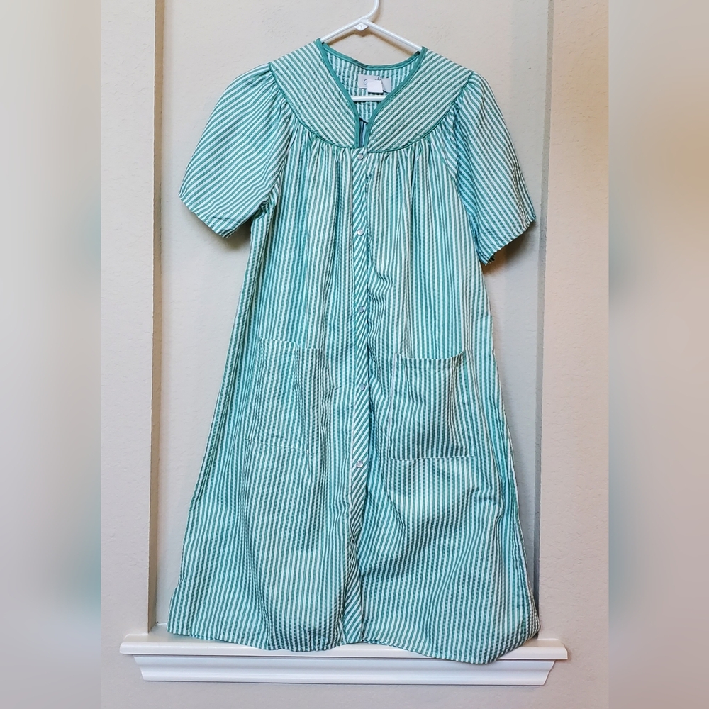 Casual Nights Seersucker Striped Snap Robe. Size Large